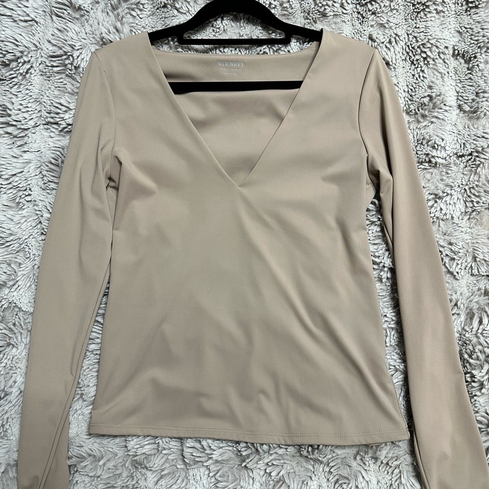 Old Navy | M Tall | Double Layer Sculpting Crop V-Neck Mollusk Nude Tan - Picture 2 of 5